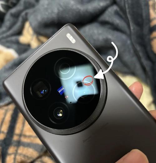 手机后置摄像头出现白点的原因是什么？