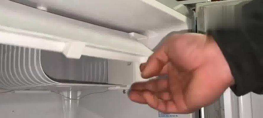 美菱冰箱E1故障维修攻略（解决美菱冰箱E1故障的关键步骤及技巧）